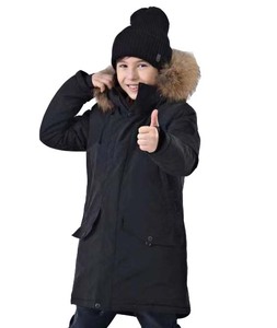 The   children ski  black  coatis for  boy's